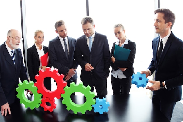 Jak efektywnie zarządzać zespołem handlowym w zmiennych warunkach rynkowych?