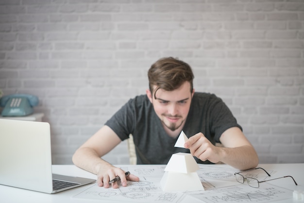 Jak kształtują się stawki projektantów w branży kreatywnej?